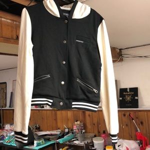 Member only black & white sweater with hoodie